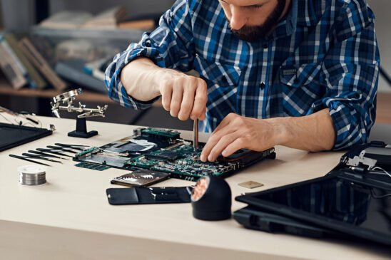 Reparación de bisagras de portátiles: la solución profesional que necesitas